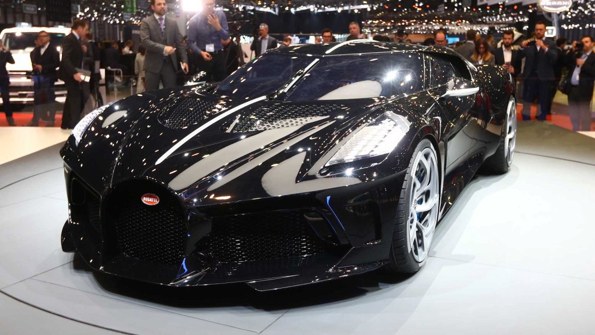 Гиперкар Bugatti la voiture noire