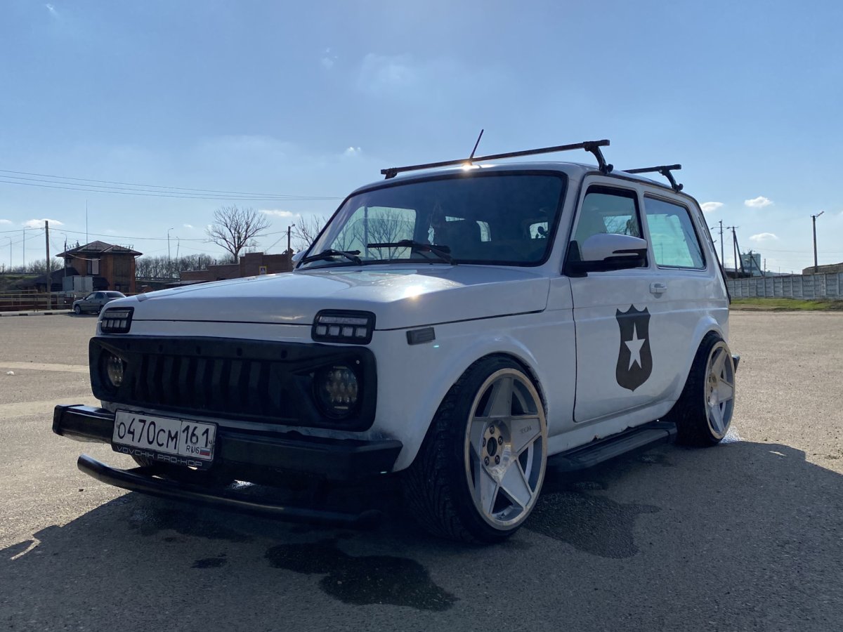 Lada Niva stance