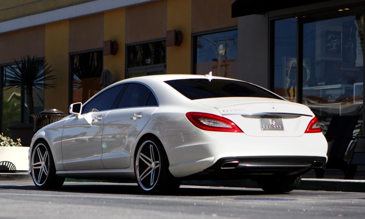 Мерседес банан CLS