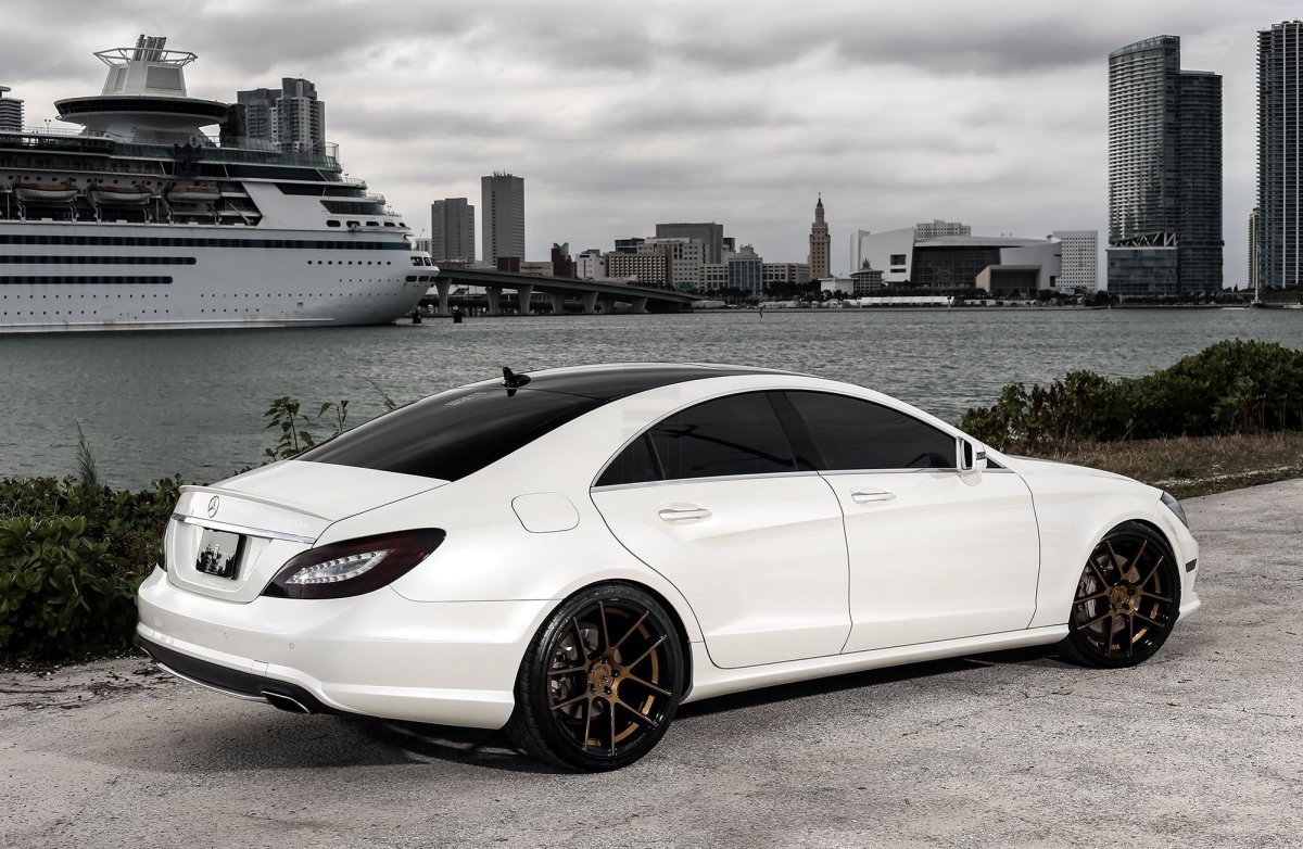 Мерседес Бенц CLS белый