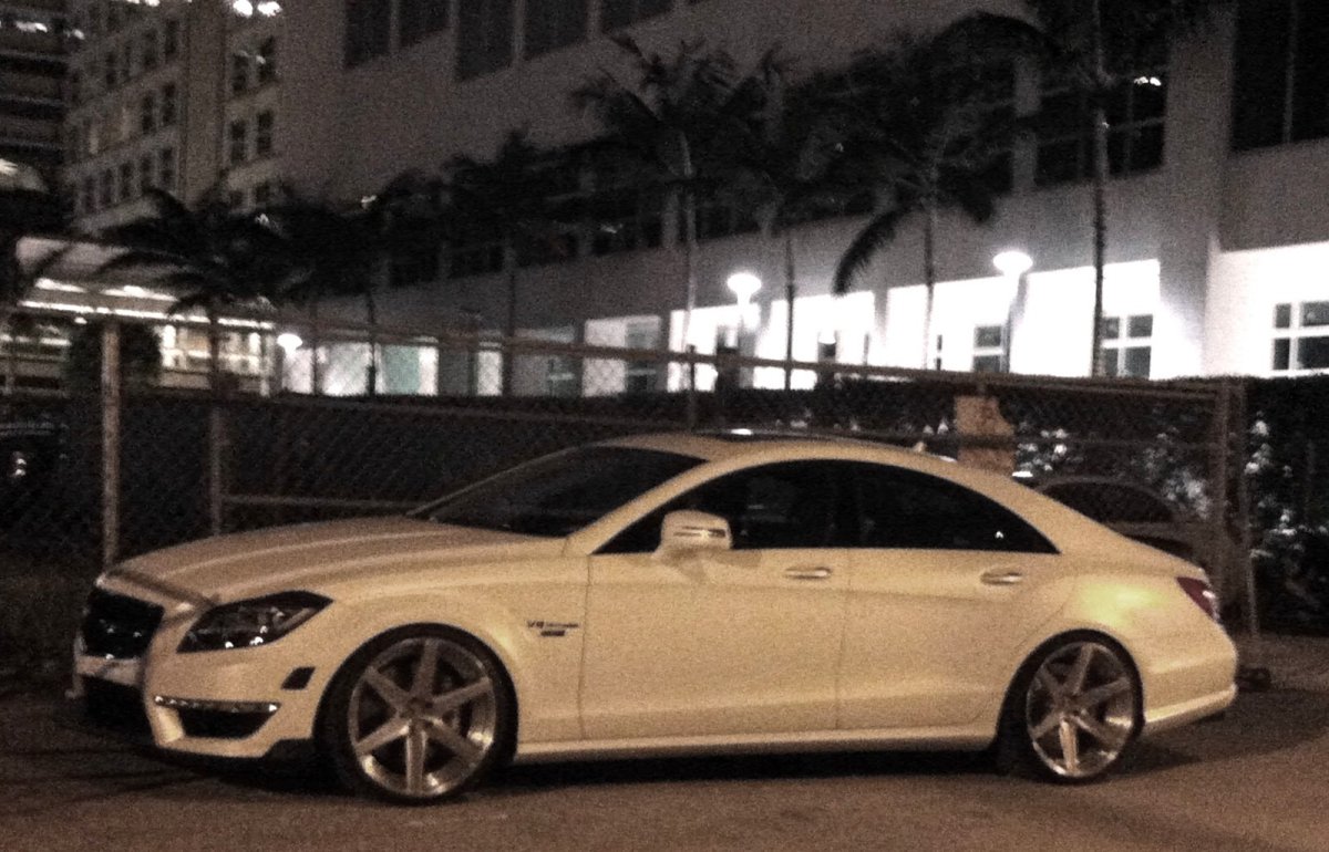 Mercedes CLS 63 желтая