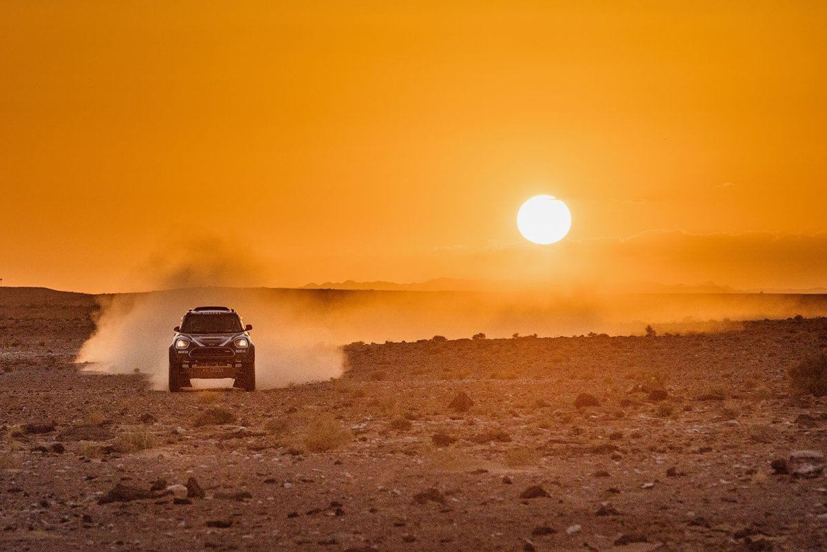 Машина на дороге в пустыне