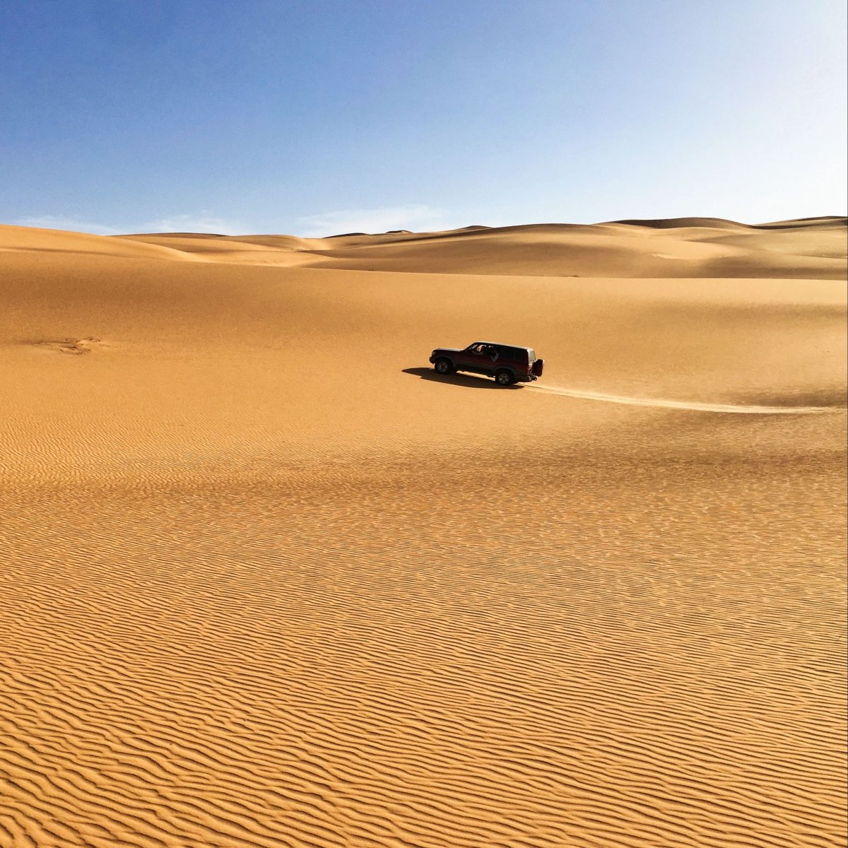 Джип в пустыне