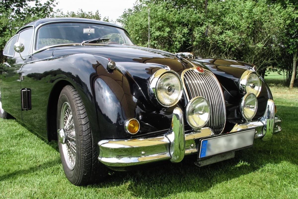 Старая машина Ягуар xk150