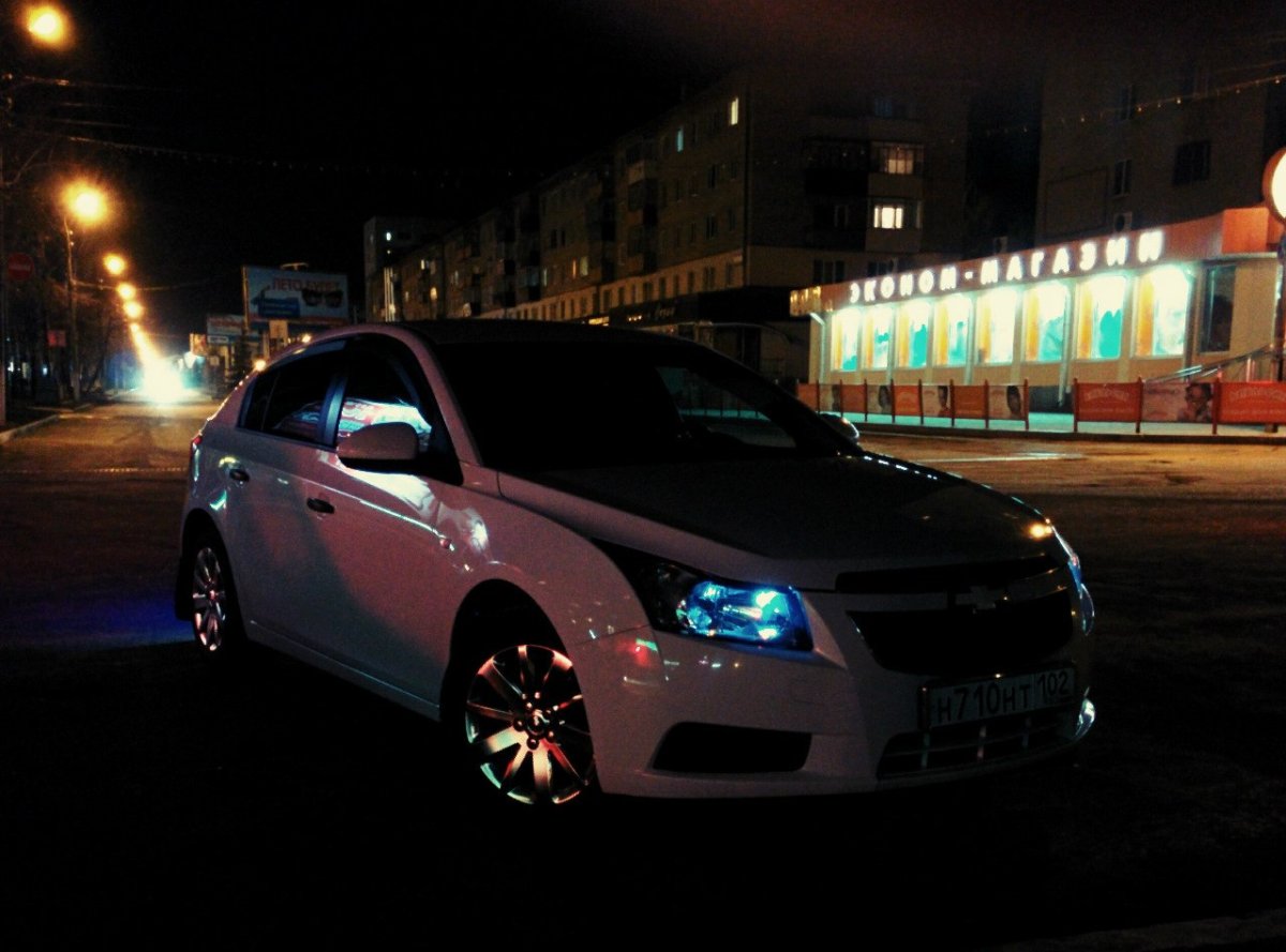 Chevrolet Cruze 2009 ночью