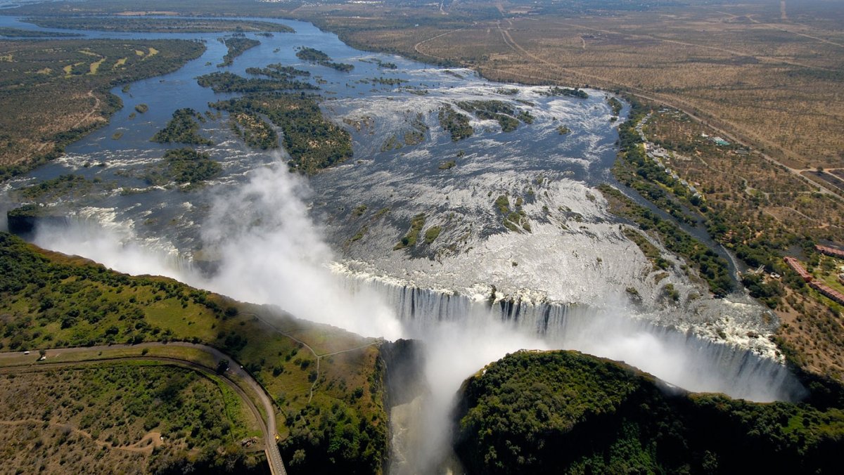 Река Замбези полноводна