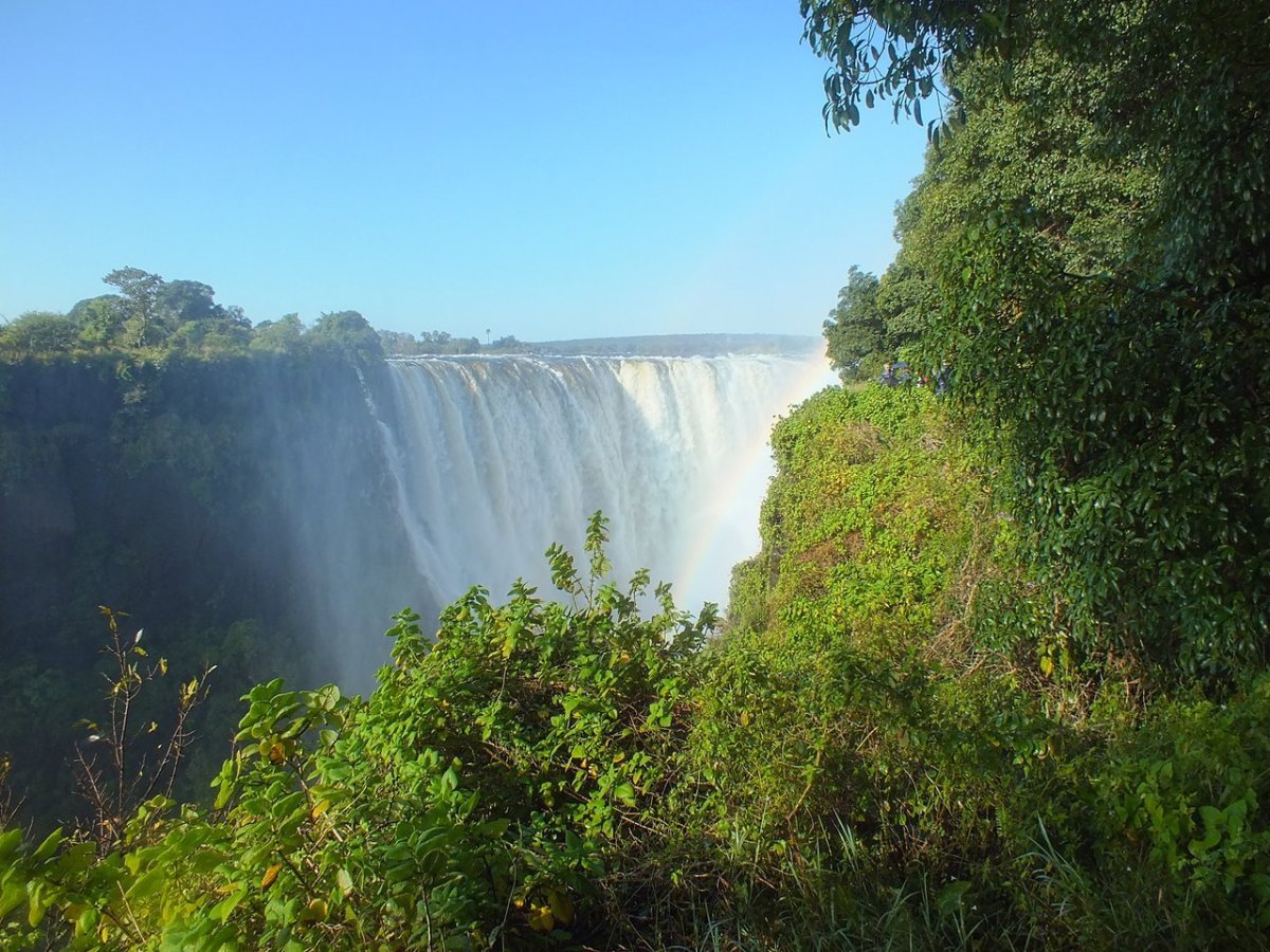 Водопад Виктория в Африке 120 м