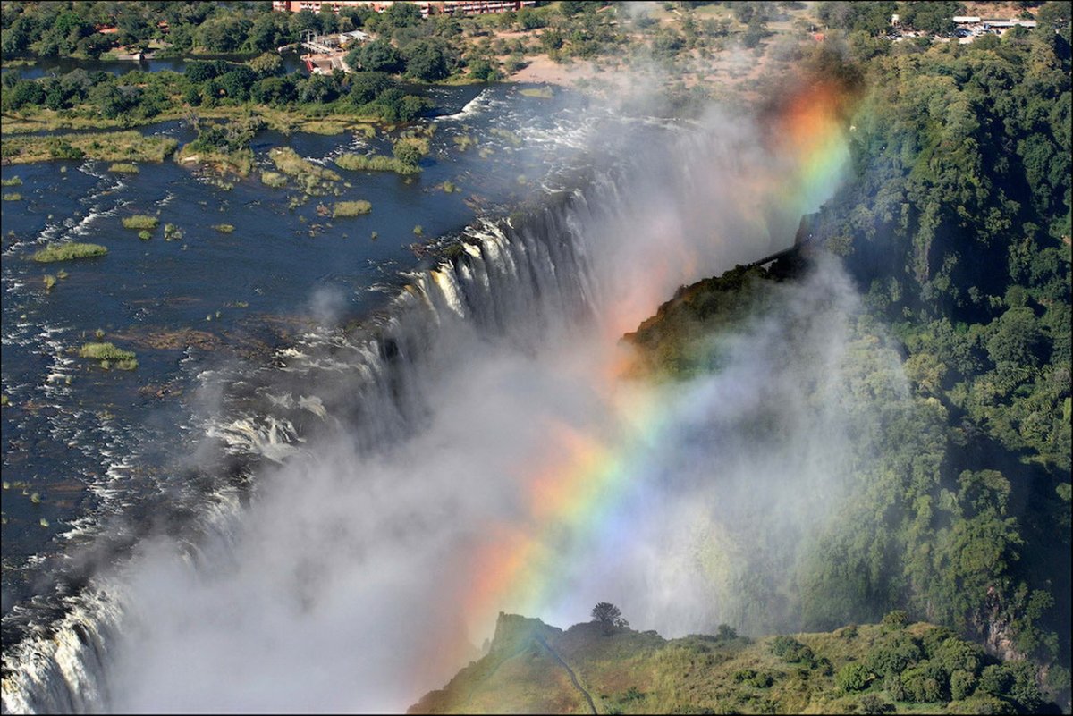 Водопад Виктория с радугой