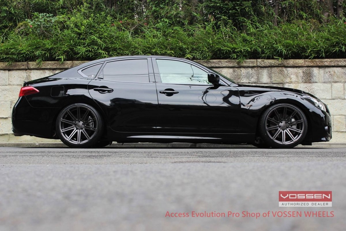 Черная Infiniti m25 на 20 колесах