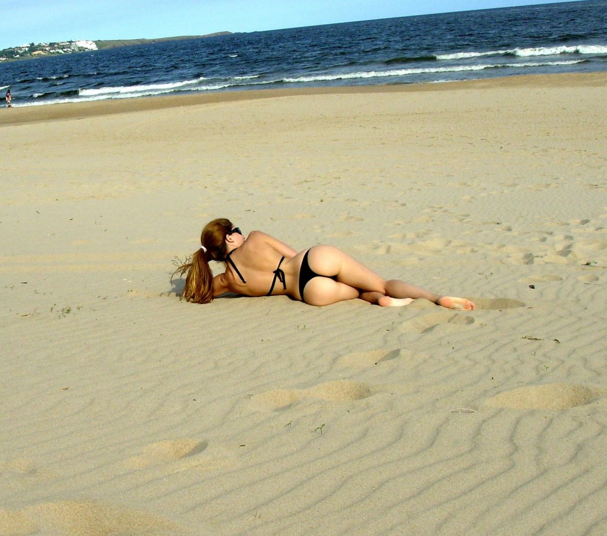 Фото попа лежу на пляжу порнушку кляжу