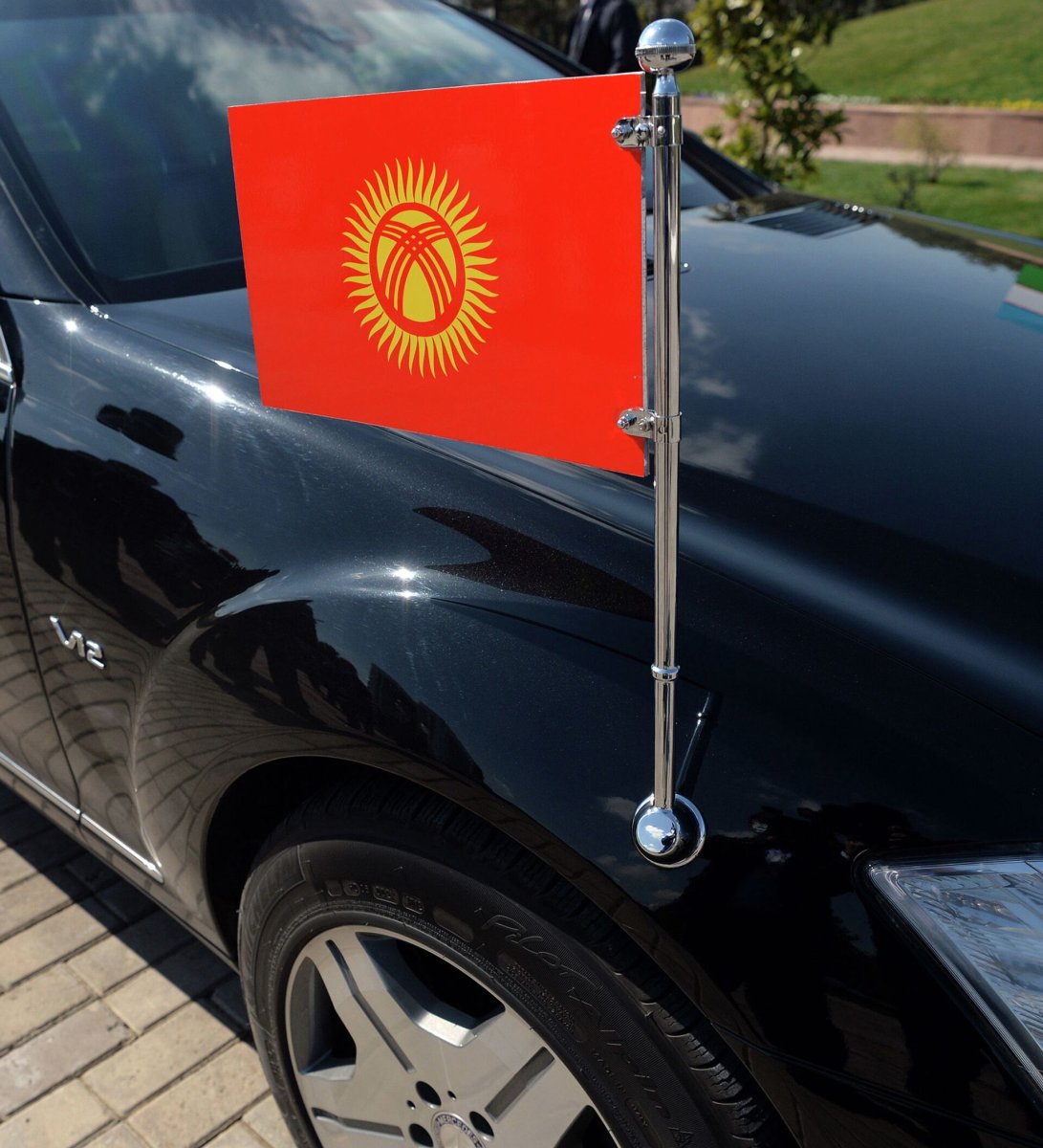 Кортеж президента Кыргызстана флаг