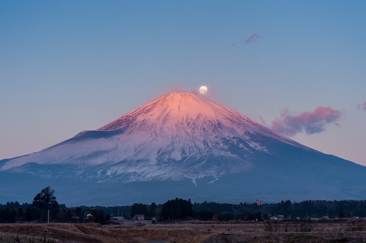 Где находится вулкан фудзияма действующий или потухший. Vulqon Fudziyama. Гора Фудзияма в Японии. Yaponiya futziyama vulqoni. Япония вулкан Фудзияма извержение.