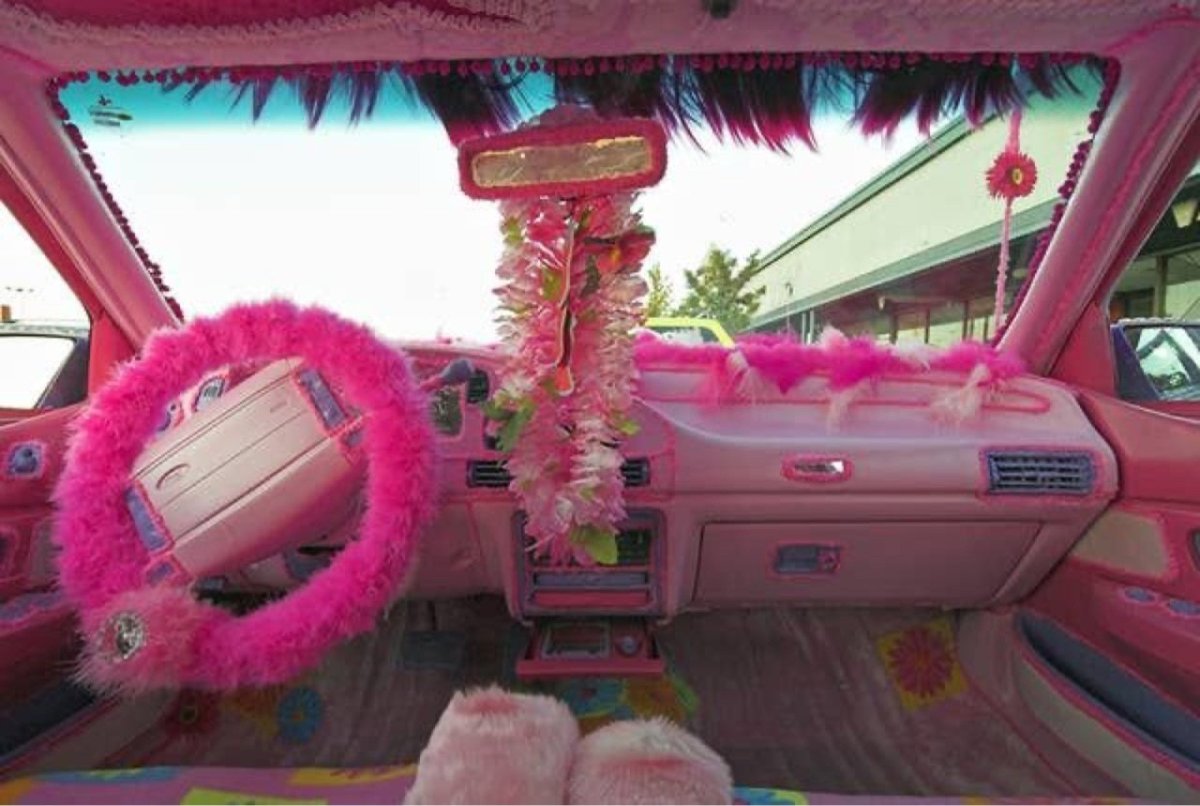 Розовый салон авто