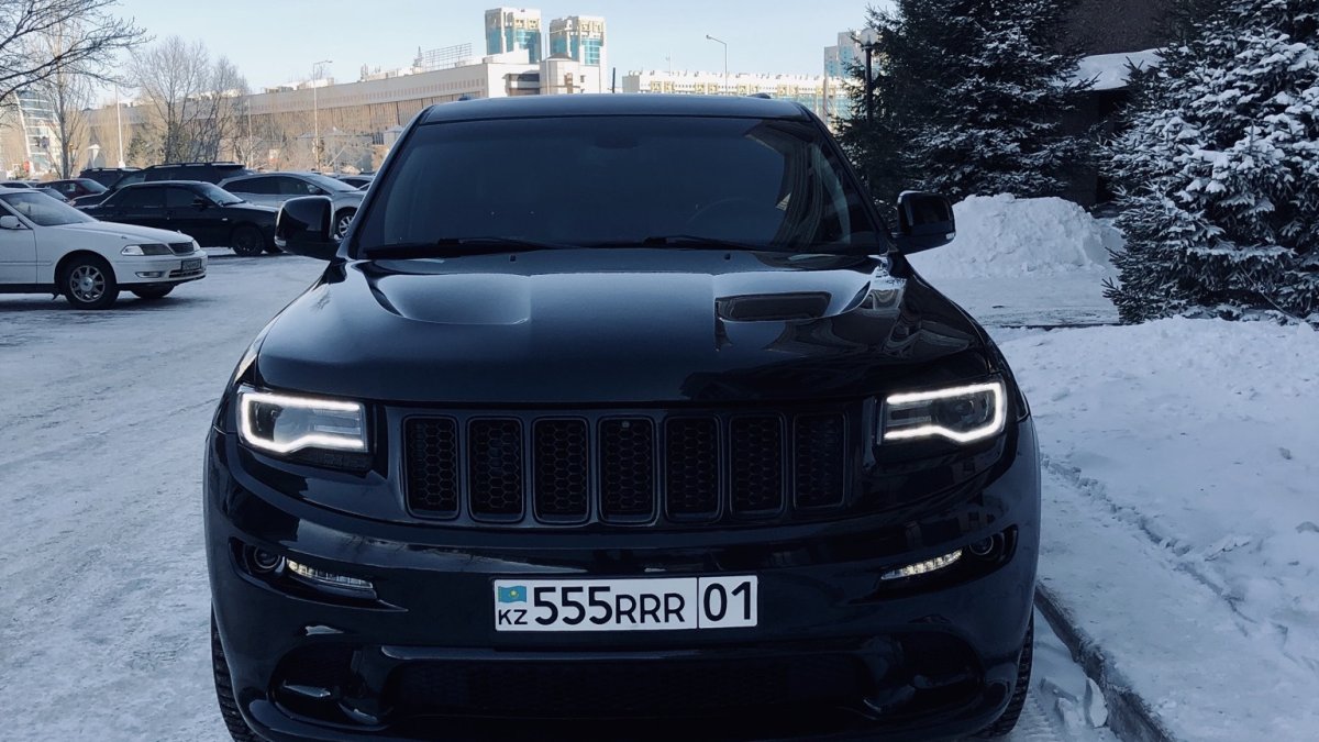 Джип Гранд Чероки wk2 черный тонированный