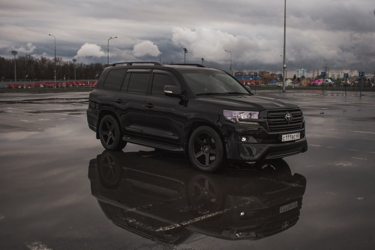 Toyota Land Cruiser 200 черный
