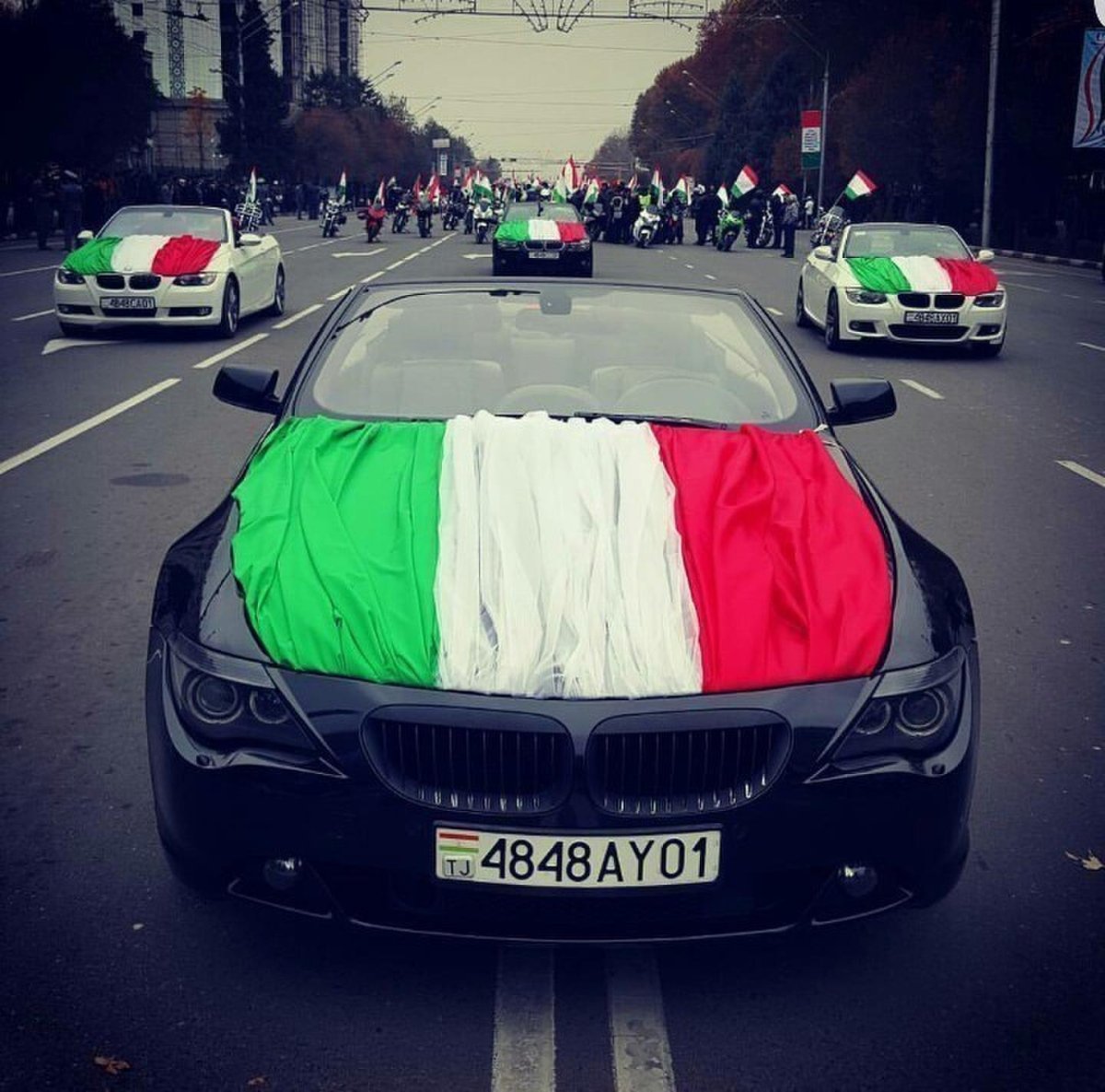 Флаг Таджикистана на машине