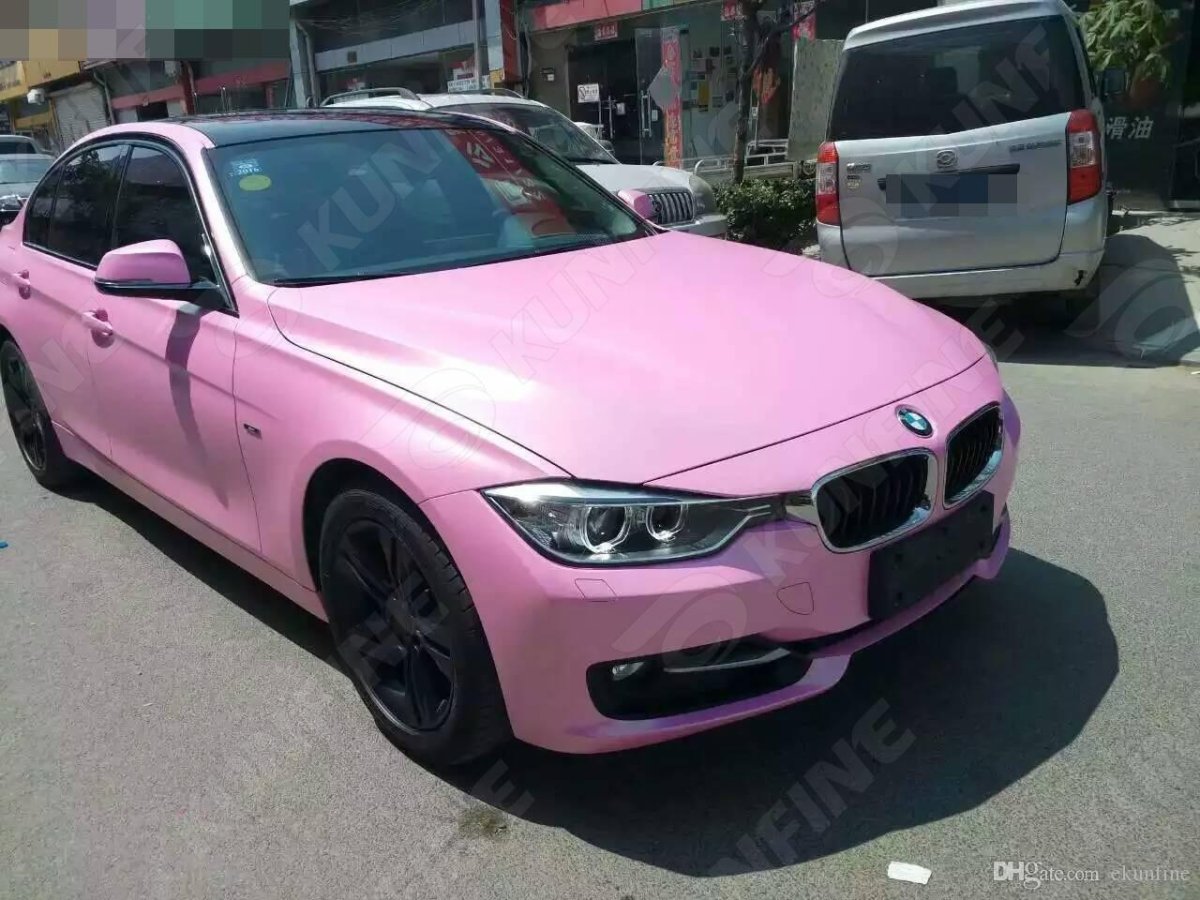 Розовый матовый автомобиль