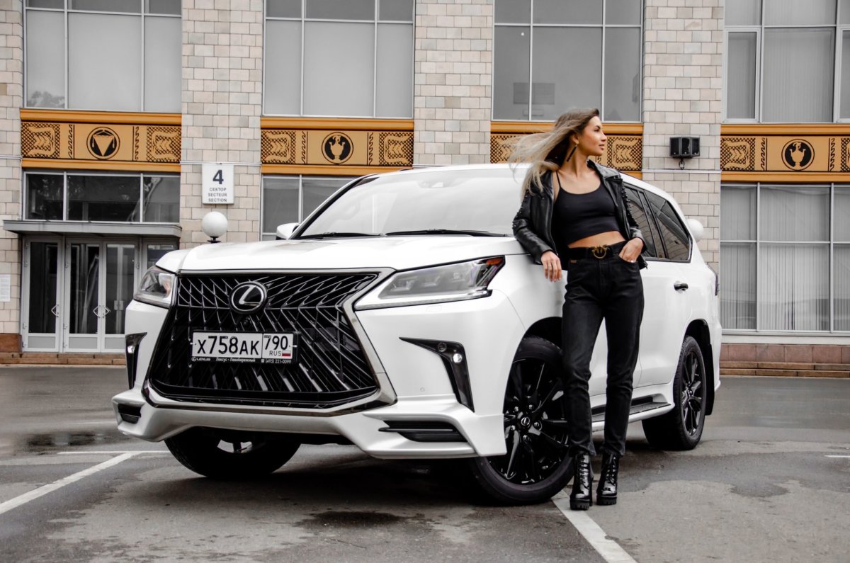 LX 570 Black Vision
