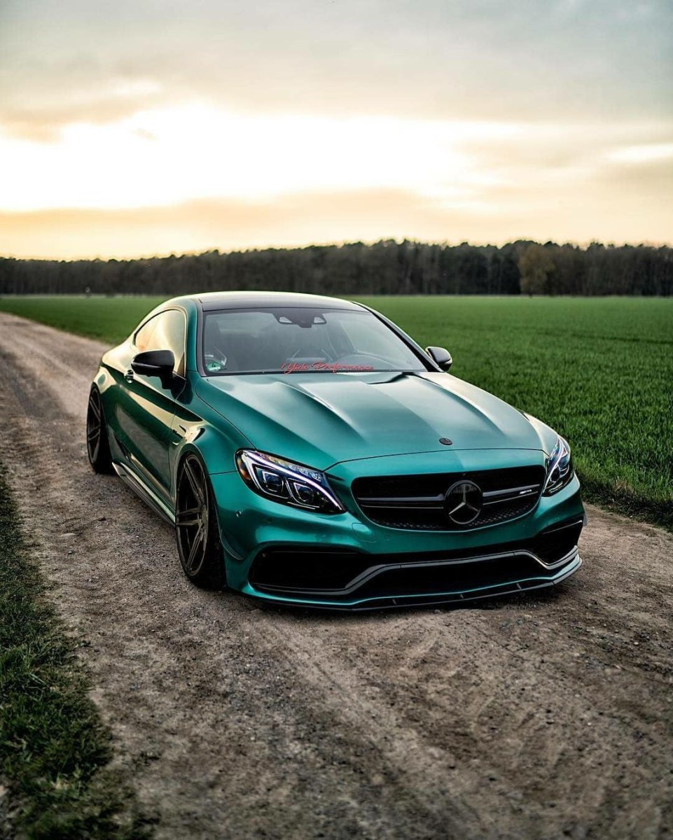 Mercedes c63 AMG зелёный