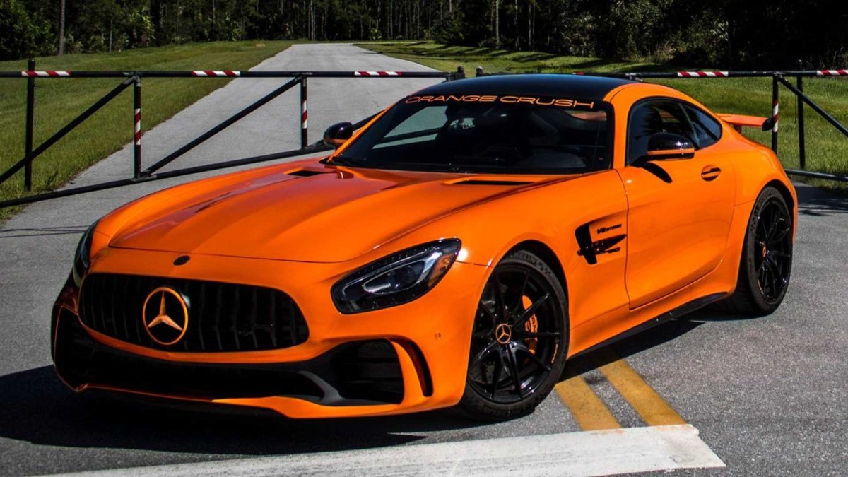 Оранжевый Mercedes-Benz AMG gt