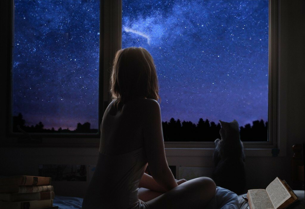 Луна заглядывает в окно. Девушка и ночь. Окно ночью. Одинокая девушка у окна. Одиночество в ночи.