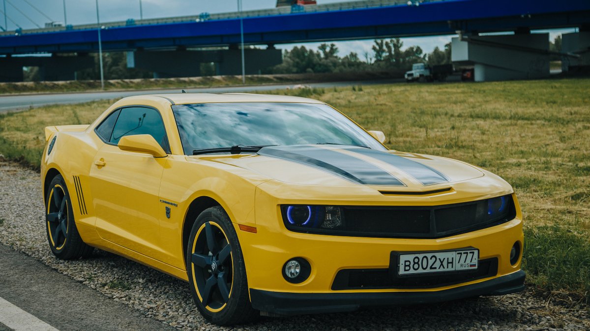 Chevrolet Camaro желтый с черными полосками
