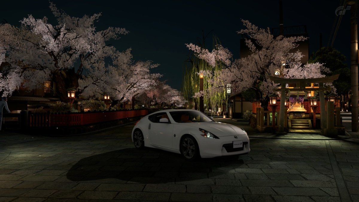Машина на фоне Сакуры