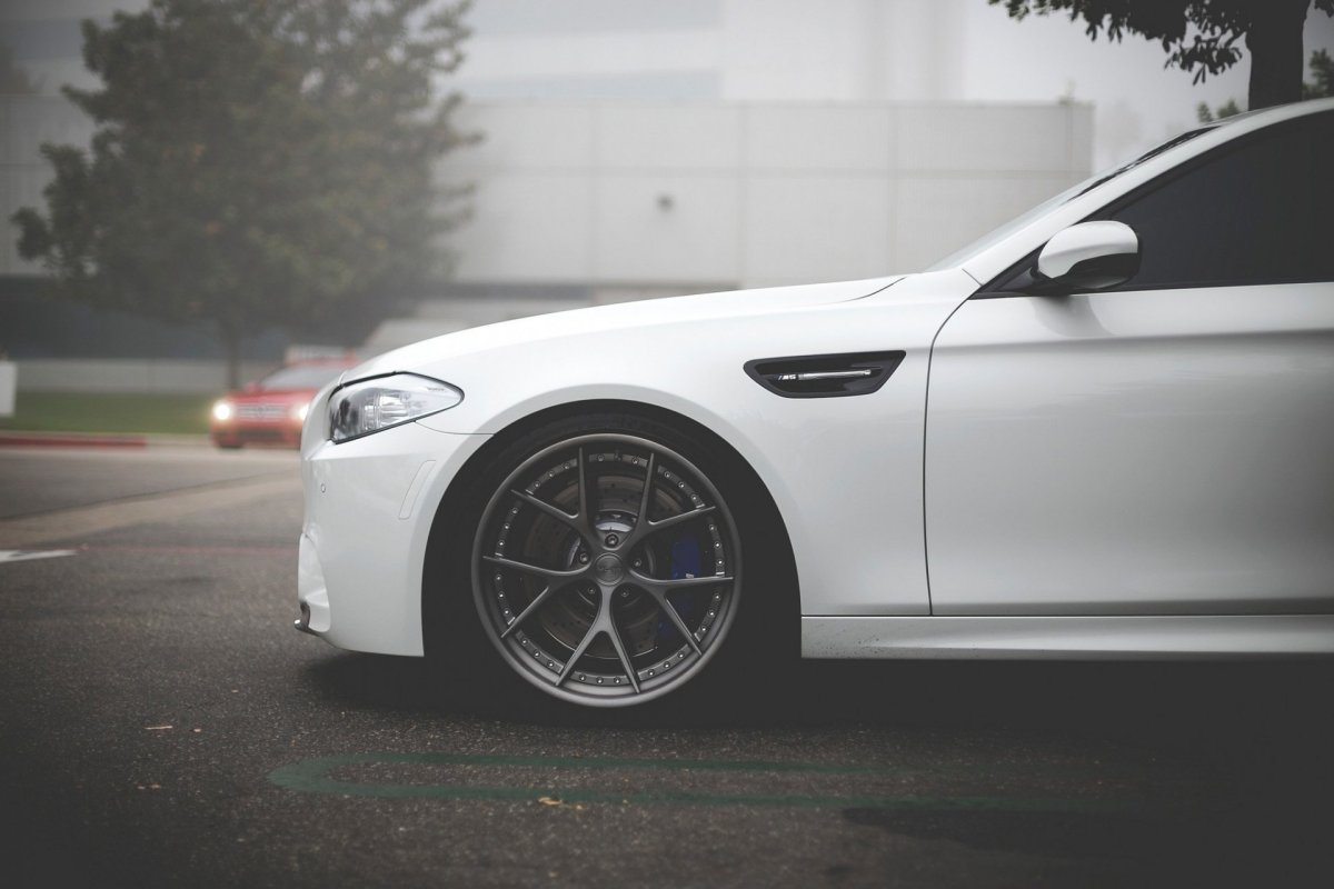 BMW m5 f10 белая обои