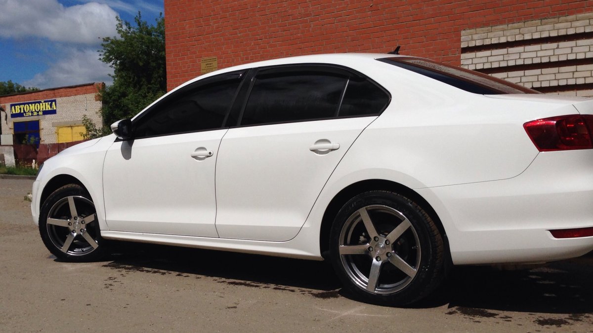Белый Volkswagen Jetta 6 на литье r16