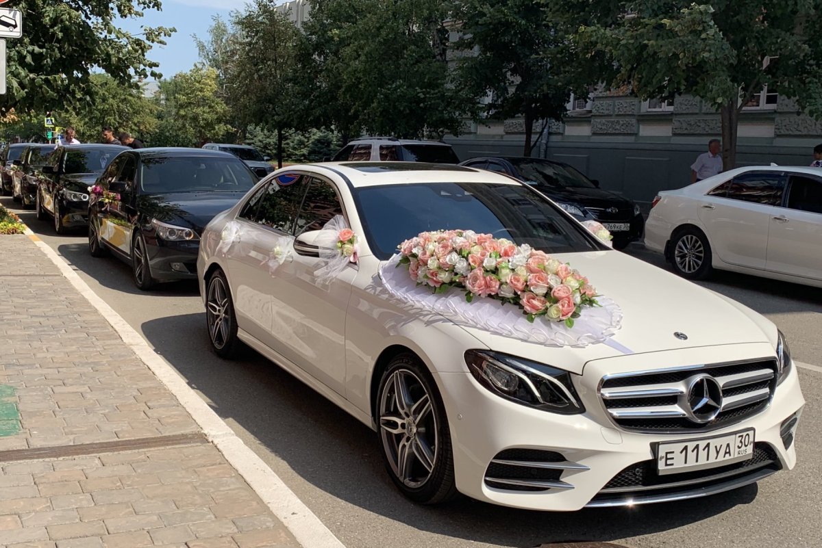 Строгое украшение мерседесов на свадьбу