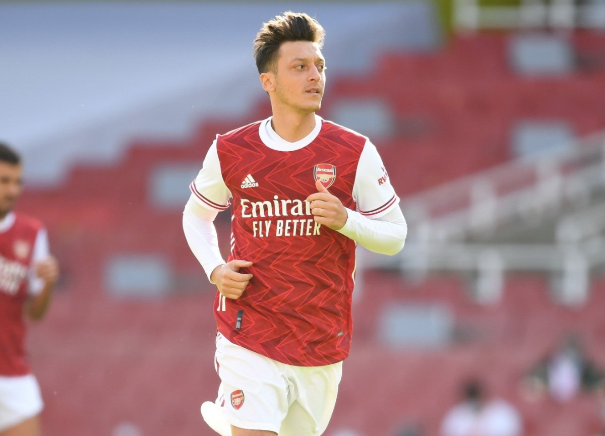 Mesut Özil в костюме