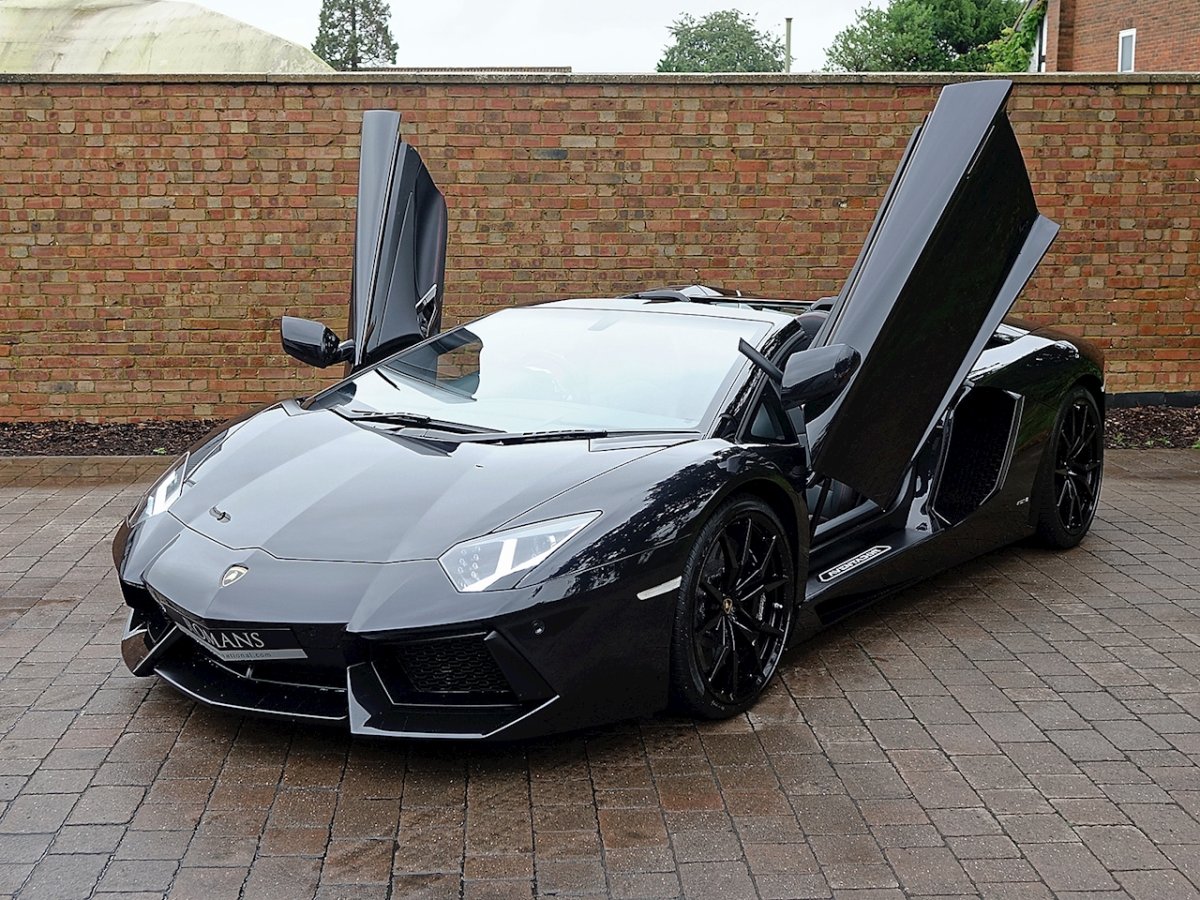 Lamborghini Aventador lp700 черная сзади