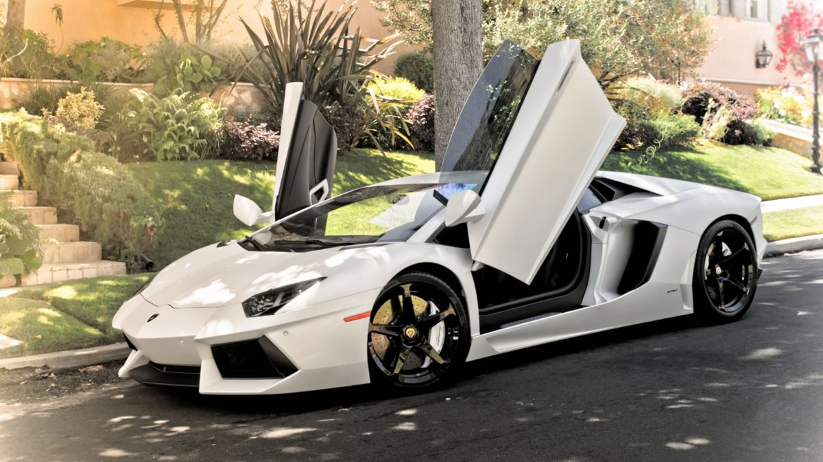 Lamborghini Aventador открытые двери