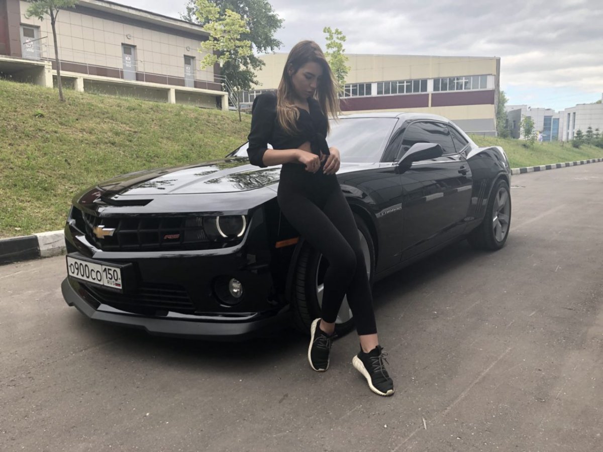 Девушка "за рулем" Chevrolet Camaro