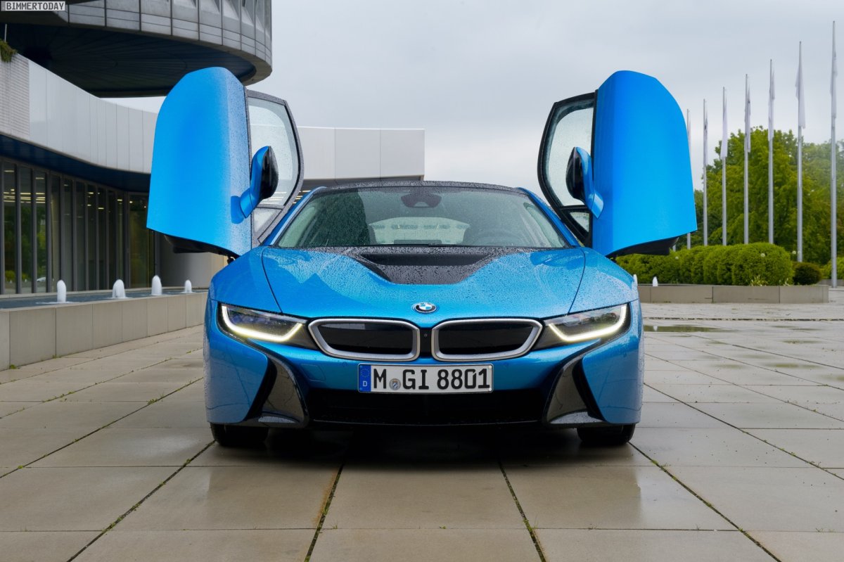 BMW i8 голубая