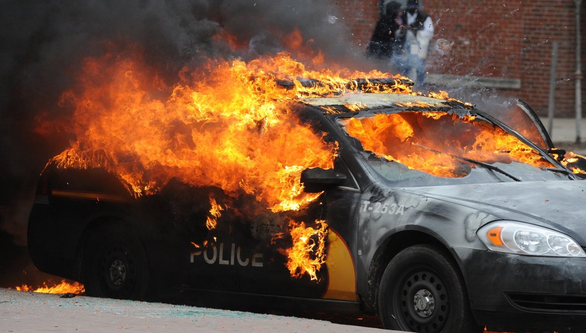 Полицейская машина горит