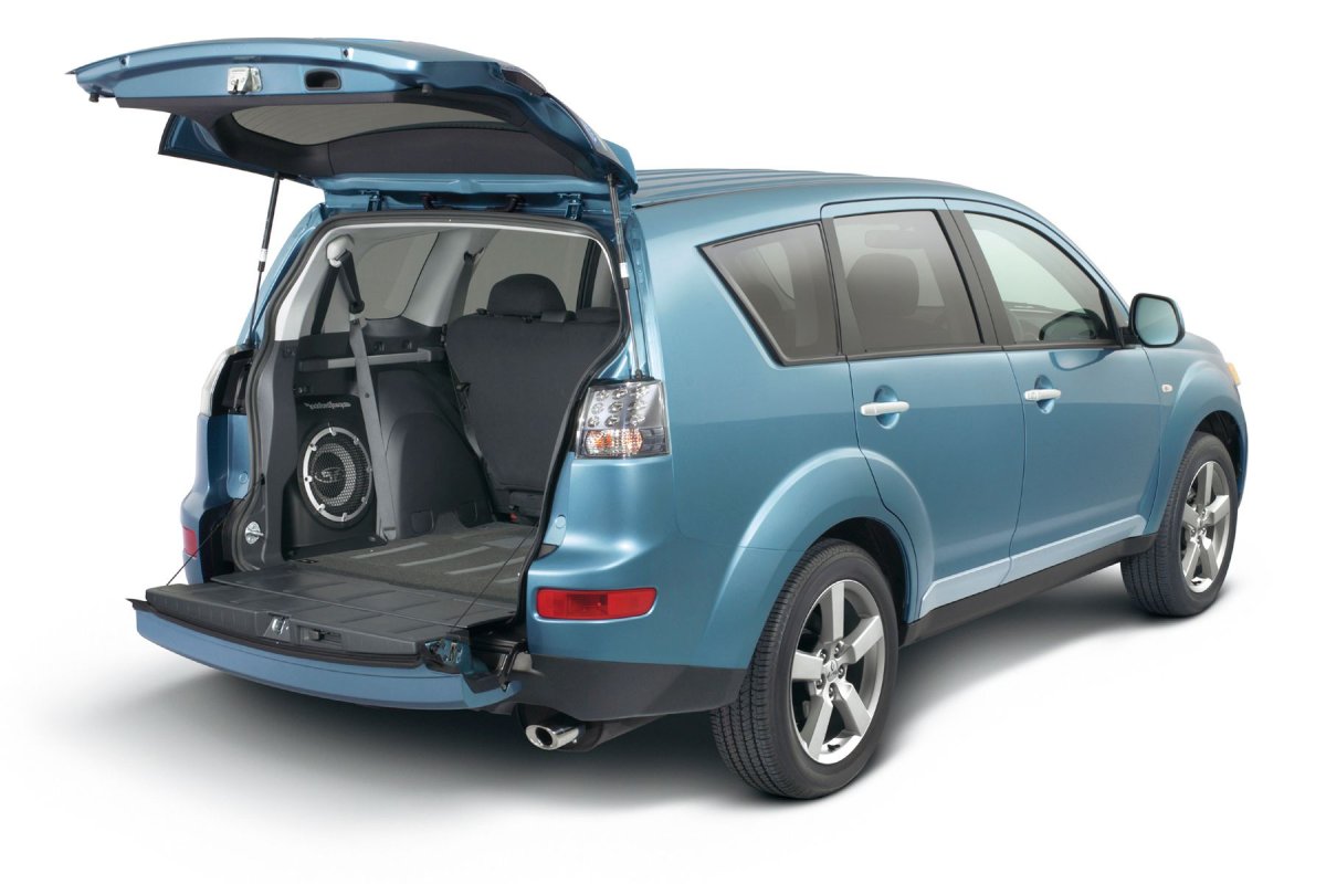 Mitsubishi Outlander открытый багажник