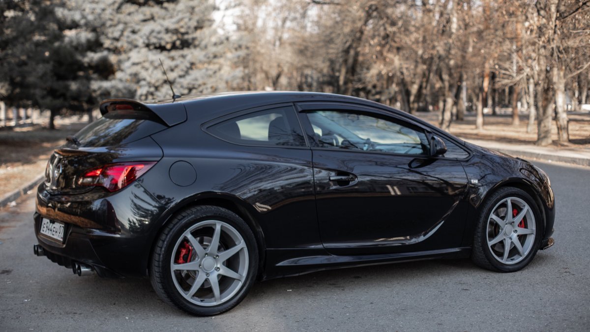 Opel Astra GTC 2020 черная