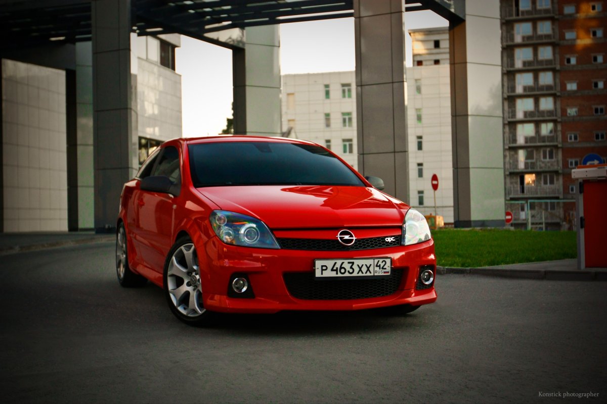 Красный Opel Astra OPC