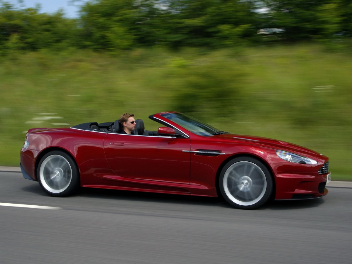Aston Martin DBS v12 красный