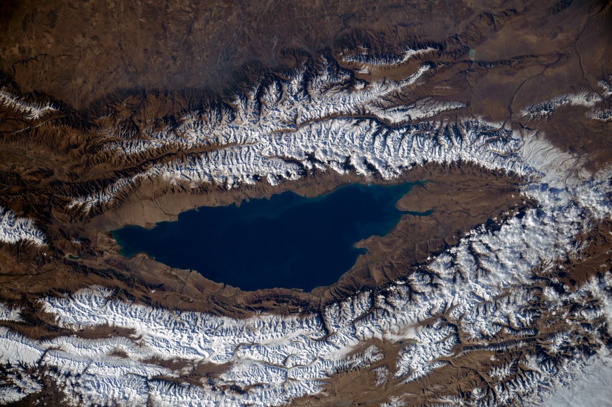 Озеро Иссык-Куль вид из космоса