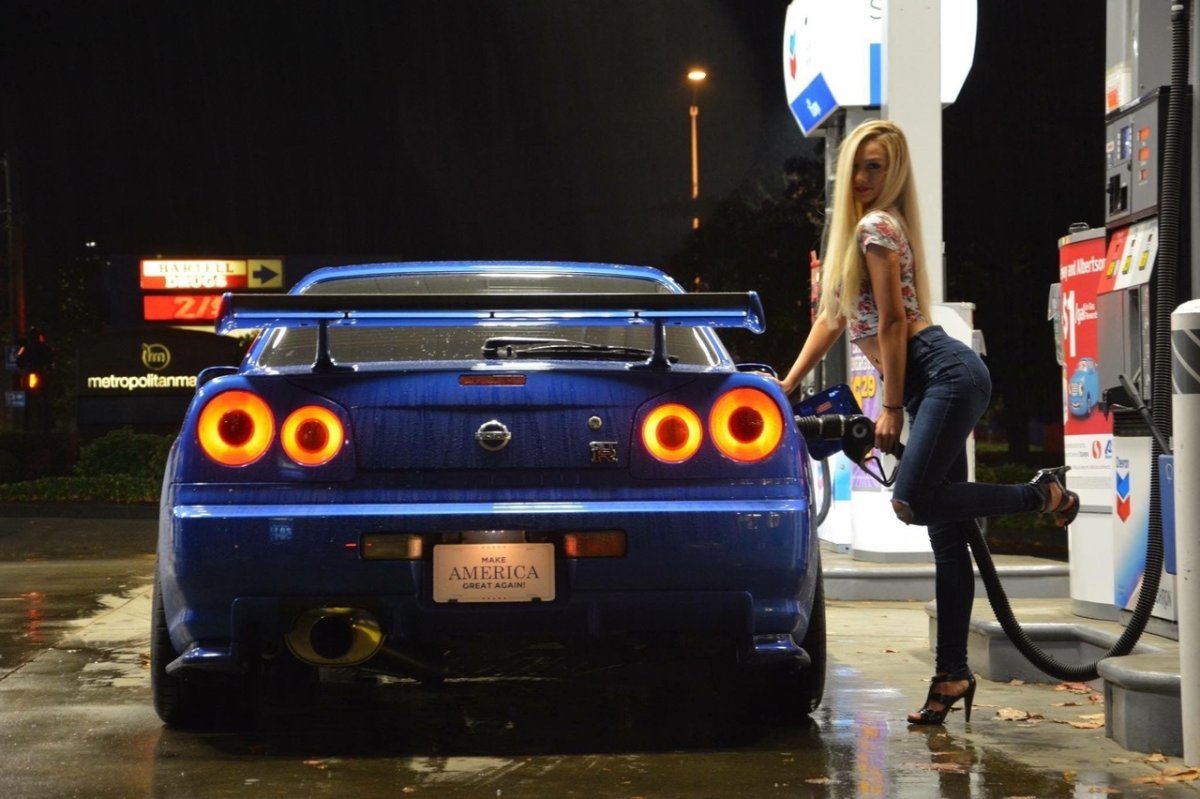Nissan Skyline r34 с девушкой