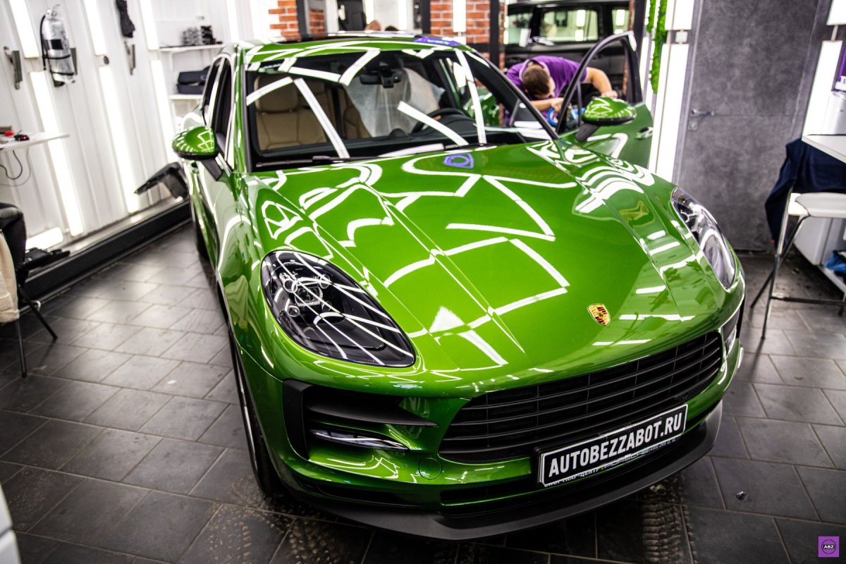 Porsche в зелёной пленке