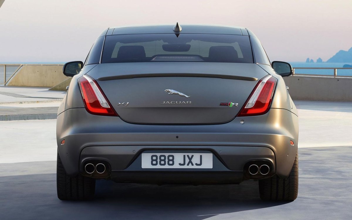 Jaguar XJ сзади
