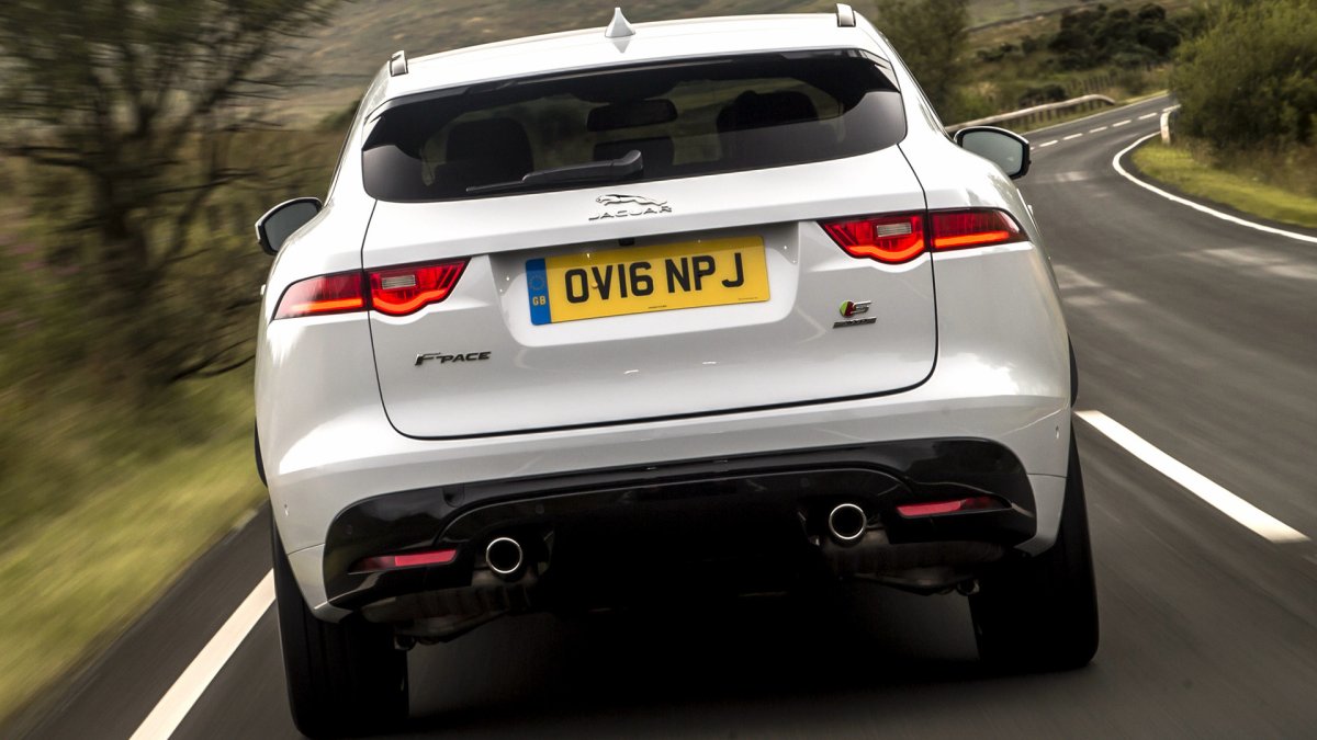 Jaguar f-Pace сзади