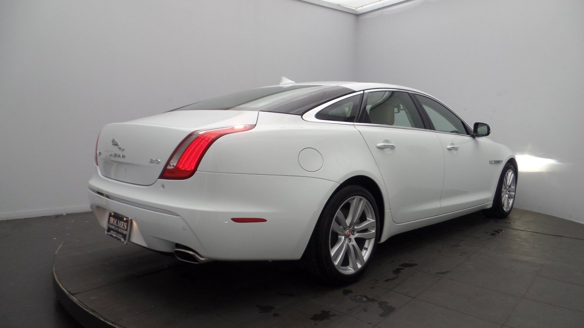 Jaguar XJ сзади