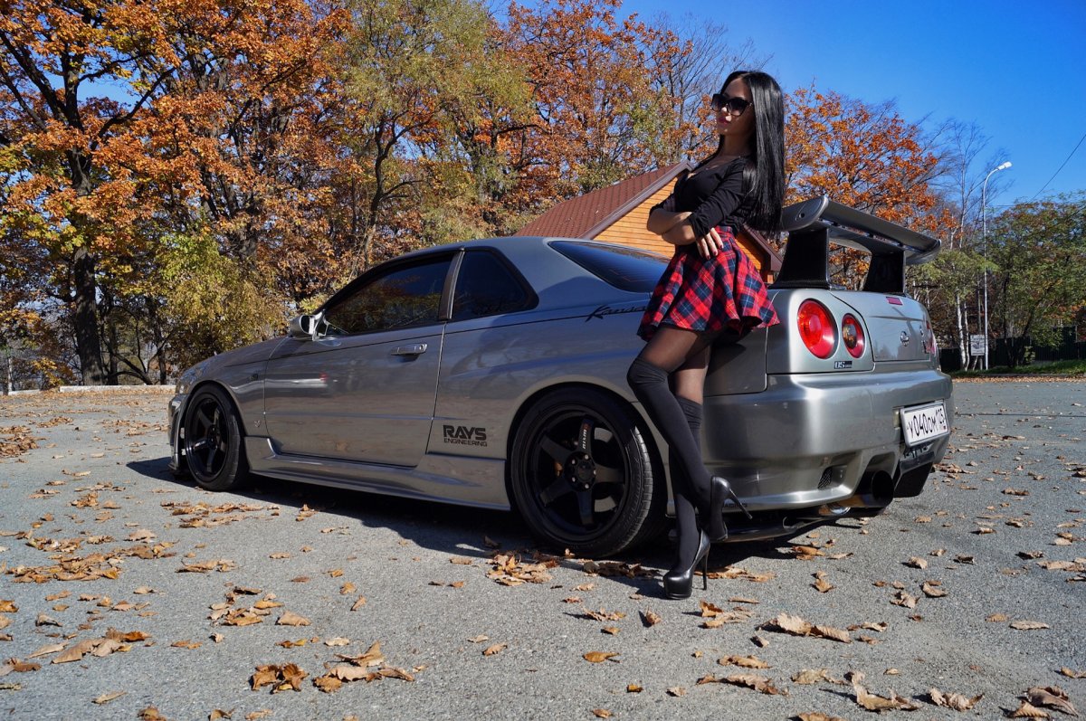 Nissan Skyline r34 с девушкой