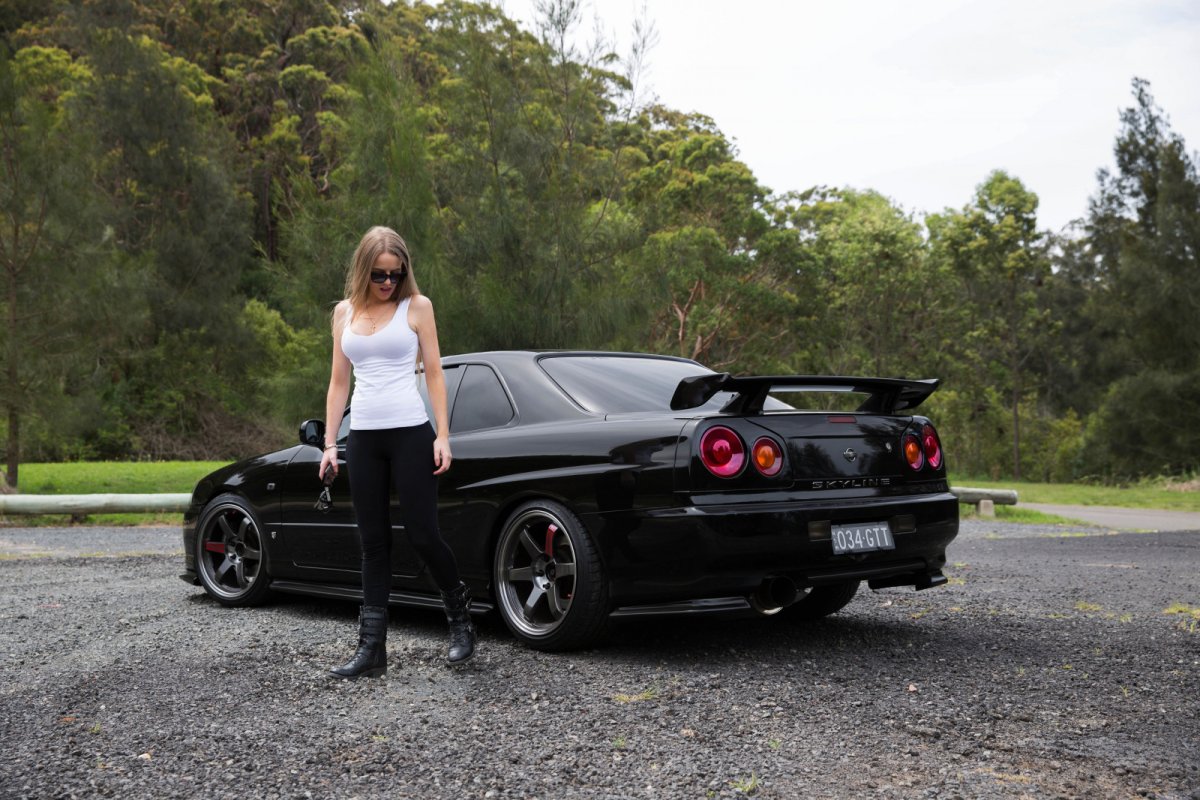 Nissan Skyline GTR r34 и девушка