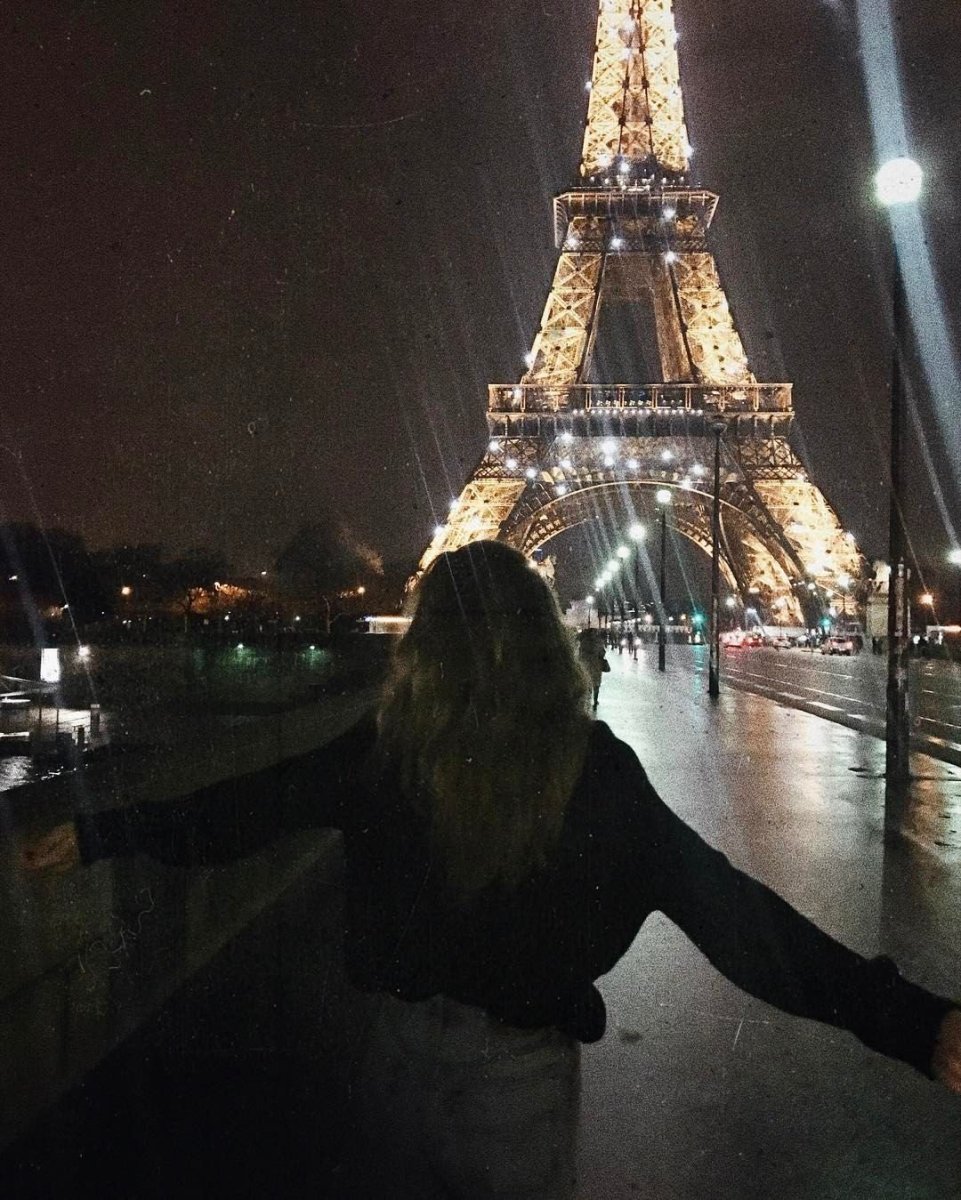 Девушка в ночном Париже