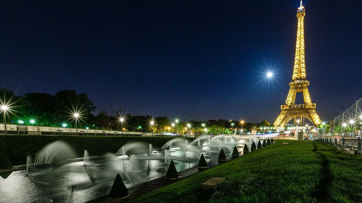 Эйфелева башня ночью летом в Париже